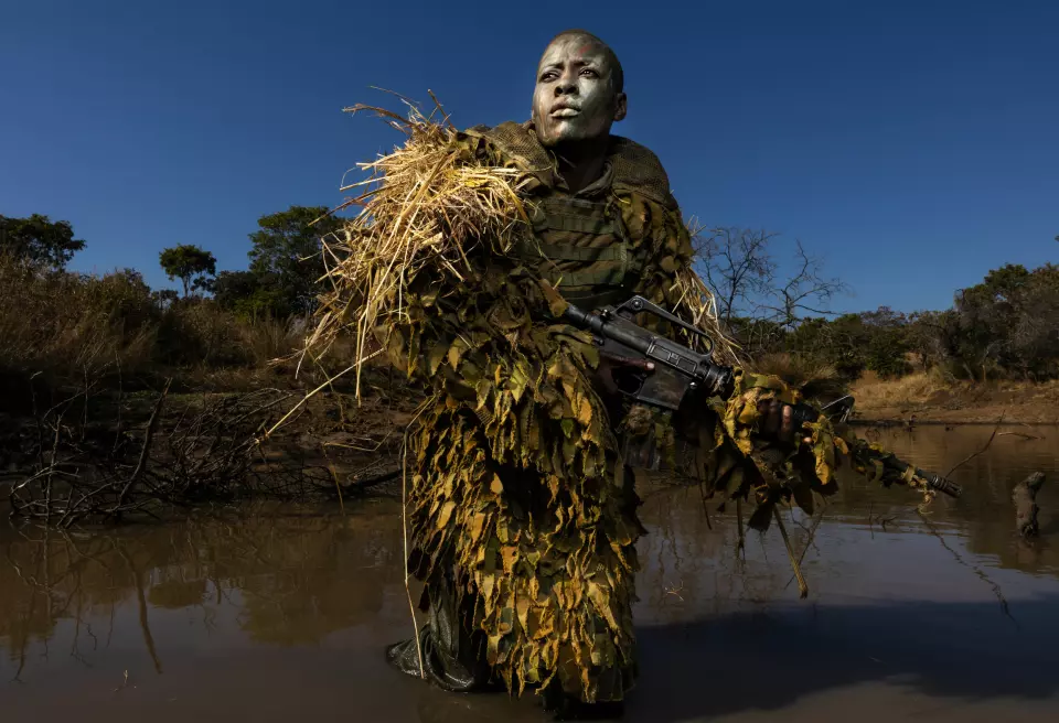 Petronella Chigumbura (30), medlem av en gruppe kvinner som kjemper for å beskytte naturen, kalt Akashinga, deltar i skjult trening i Phundundu Wildlife Park, Zimbabwe. Foto: Brent Stirton / Getty Images