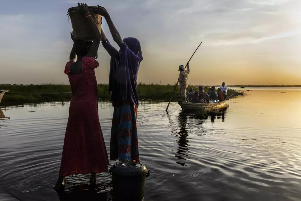 Kvinner henter vann ved kanten av Chad-sjøen. Foto: Marco Gualazzini / Contrasto