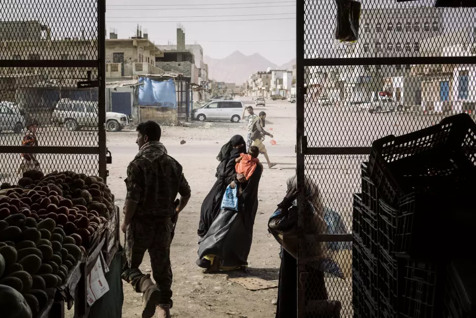 En kvinne tigger utenfor en matbutikk i Azzan, en sentral og viktig by som hadde vekslet frem og tilbake mellom regjering og opprørske styrker i Jemen, 22. mai 2018. Foto: Lorenzo Tugnoli / Contrasto, for The Washington Post