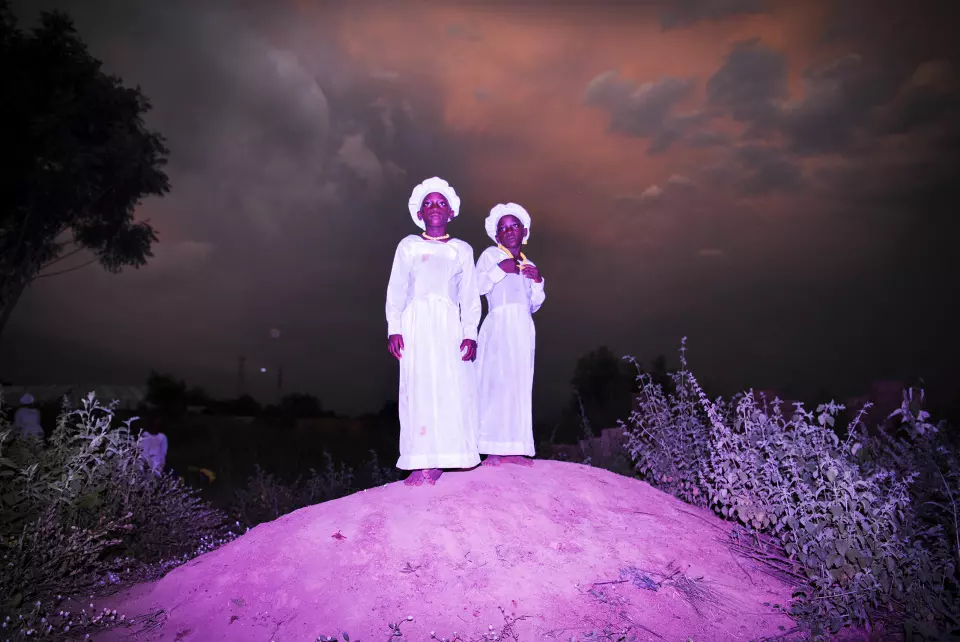 Tvillingene Kehinde Deborah og Taiwo Celestine (10) er kledd for kirka og står på en høyde nær Igbo-Ora, Nigeria. Foto: Bénédicte Kurzen, Noor og Sanne de Wilde, Noor