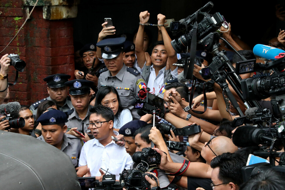 Kyaw Soe Oo og Wa Lone på vei ut av rettssalen i Myanmar. Foto: Reuters / NTB scanpix