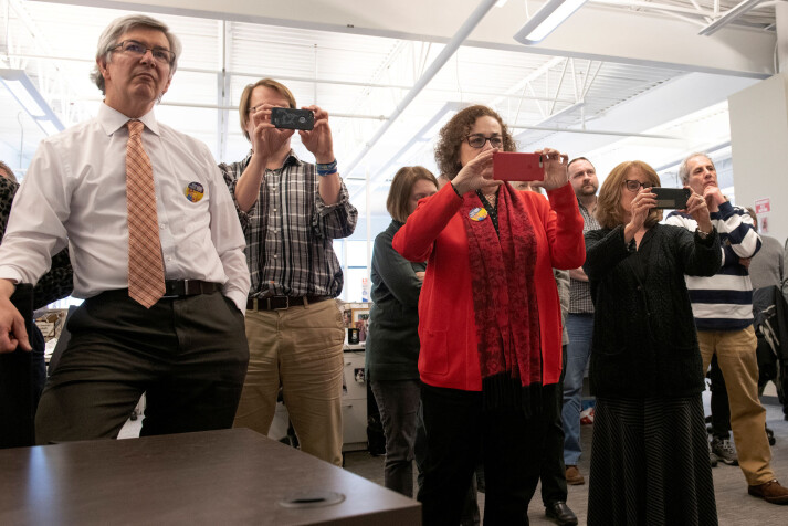 Medarbeidere i The Pittsburgh Post-Gazette foreviger øyeblikket de får vite at avisen har vunnet en Pulitzer-pris. Foto: Reuters / NTB scanpix Medarbeidere i The Pittsburgh Post-Gazette foreviger øyeblikket de får vite at avisen har vunnet en Pulitzer-pris. Foto: Reuters / NTB scanpix