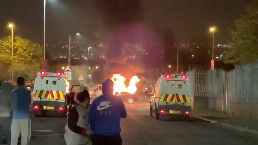 En bil i full fyr i Creggan, der maskerte menn gikk til angrep på politiet. Foto: Reuters / NTB scanpix En bil i full fyr i Creggan, der maskerte menn gikk til angrep på politiet. Foto: Reuters / NTB scanpix