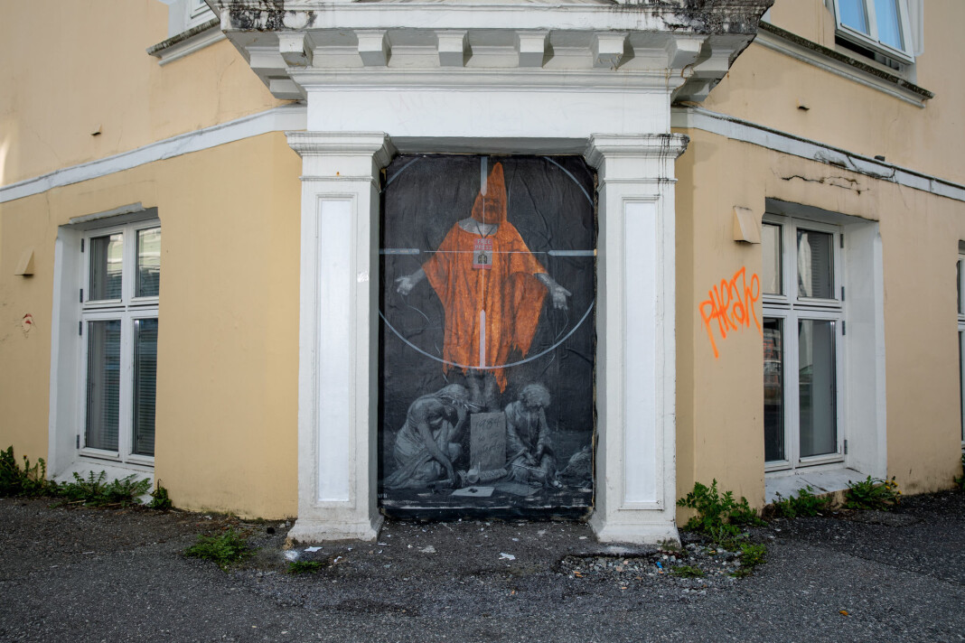 Gatekunstneren AFK har i løpet av natten hengt opp et bilde av WikiLeaks-grunnlegger Julian Assange. Bildet henger på samme sted som det kontroversielle bildet av Sylvi Listhaug ble hengt opp for ett år siden. Foto: Eivind Senneset / NTB scanpix Gatekunstneren AFK har i løpet av natten hengt opp et bilde av WikiLeaks-grunnlegger Julian Assange. Bildet henger på samme sted som det kontroversielle bildet av Sylvi Listhaug ble hengt opp for ett år siden. Foto: Eivind Senneset / NTB scanpix