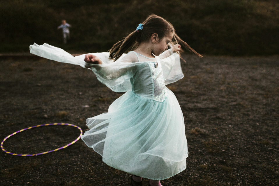 Anna Karina Liutkute danser i prinsessekjolen fra filmen Frost. Bildet er fra dokumentarprosjektet om folket på Sørburøy, hvor massiv fraflytning gjør at lokalbefolkningen strever med å opprettholde et samfunn.