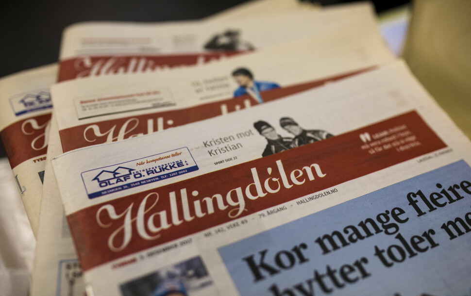 NRK-programmet Norge nå sender tirsdag kveld direkte fra redaksjonslokalene til Hallingdølen. Illustrasjonsfoto: Kristine Lindebø
