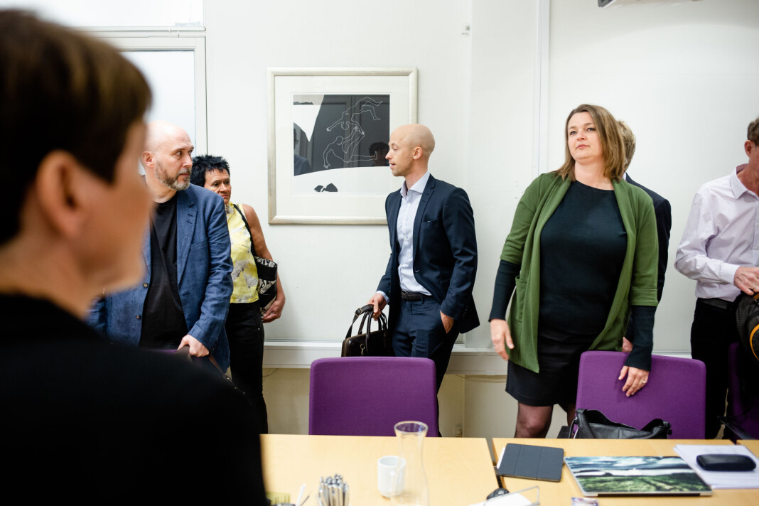 NJ-leder Hege Iren Frantzen ser på sin motpart, forhandlingsleder Pernille Børset i MBL, under oppstarten av forhandlingene onsdag denne uken. Foto: Eskil Wie Furunes NJ-leder Hege Iren Frantzen ser på sin motpart, forhandlingsleder Pernille Børset i MBL, under oppstarten av forhandlingene onsdag denne uken. Foto: Eskil Wie Furunes