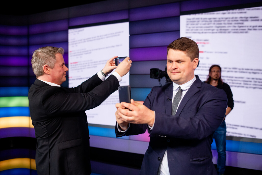 Resetts redaksjonssjef Lars Akerhaug tar «selfier» sammen med stortingsrepresentant Per-Willy Amundsen (Frp) under prøvene før Debatten torsdag kveld på NRK. Foto: Eskil Wie Furunes Resetts redaksjonssjef Lars Akerhaug tar «selfier» sammen med stortingsrepresentant Per-Willy Amundsen (Frp) under prøvene før Debatten torsdag kveld på NRK. Foto: Eskil Wie Furunes