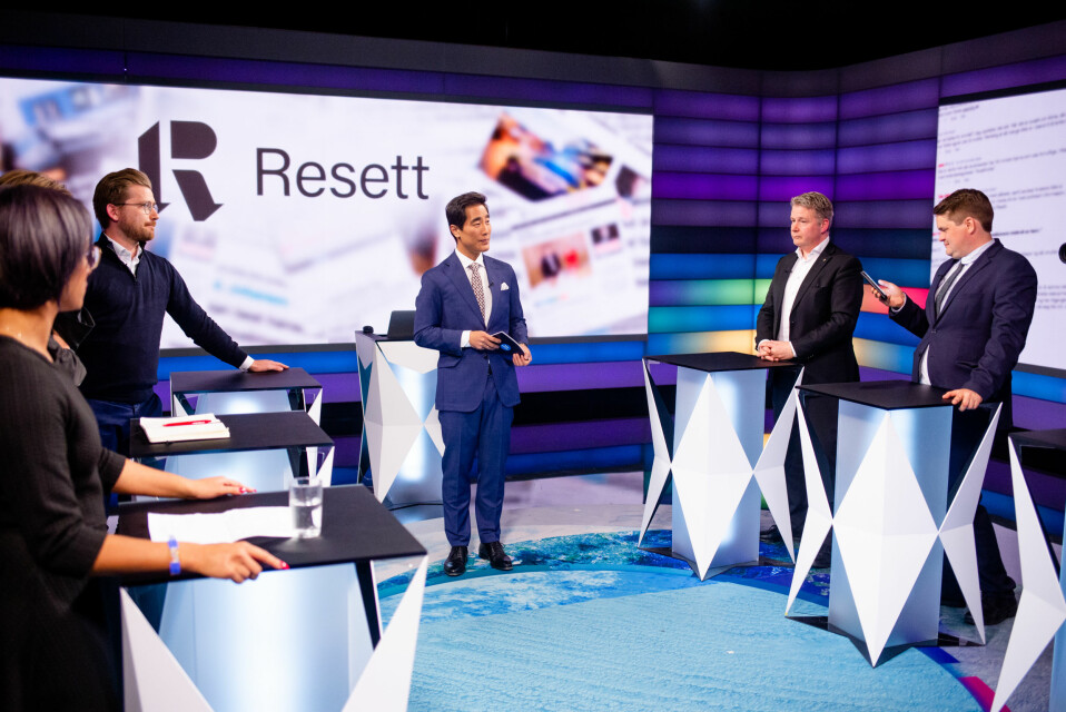 Debattleder Fredrik Solvang går gjennom planen før sending av Debatten på NRK 1 torsdag. Foto: Eskil Wie Furunes