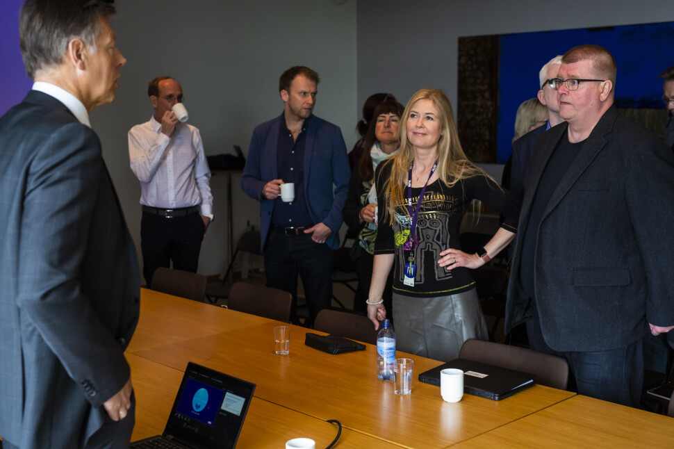 Nestleder Hege Fagerheim og leder Rolf Johansen i NRKJ, snakker med juridisk direktør Olav Nyhus i NRK, før forhandlingene starter. Foto: Kristine Lindebø Nestleder Hege Fagerheim og leder Rolf Johansen i NRKJ, snakker med juridisk direktør Olav Nyhus i NRK, før forhandlingene starter. Foto: Kristine Lindebø