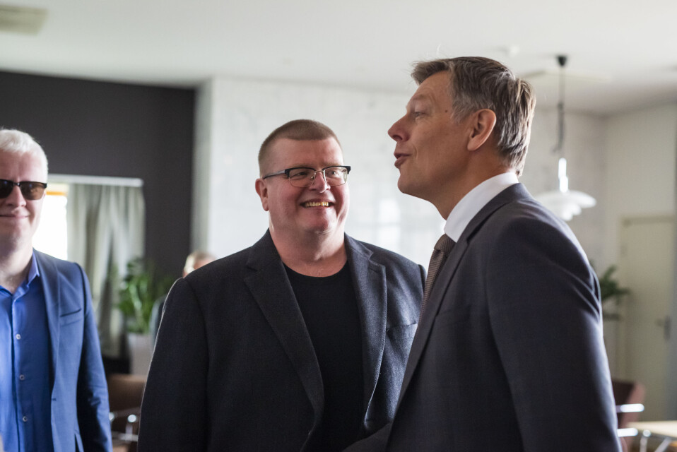 Juridisk direktør Olav Nyhus i NRK (t.h.) hilser på fagforenings-representantene når de ankommer. Her NRKJ-leder Rolf Johansen (midten), og i bakgrunnen nestleder i NJ Dag Idar Tryggestad. Foto: Kristine Lindebø Juridisk direktør Olav Nyhus i NRK (t.h.) hilser på fagforenings-representantene når de ankommer. Her NRKJ-leder Rolf Johansen (midten), og i bakgrunnen nestleder i NJ Dag Idar Tryggestad. Foto: Kristine Lindebø
