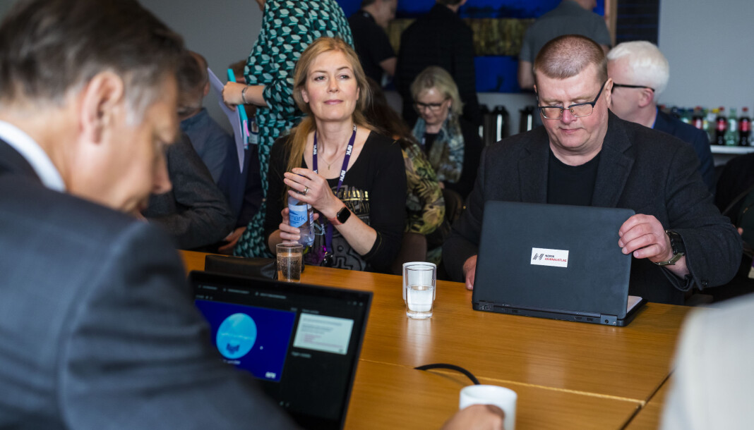 Nestleder i NRKJ Hege Fagerheim og leder Rolf Johansen før årets første møte i lønnsforhandlingene med NRK. Foran til venstre sitter Ola Nyhus, juridisk direktør i NRK. Foto: Kristine Lindebø Nestleder i NRKJ Hege Fagerheim og leder Rolf Johansen før årets første møte i lønnsforhandlingene med NRK. Foran til venstre sitter Ola Nyhus, juridisk direktør i NRK. Foto: Kristine Lindebø