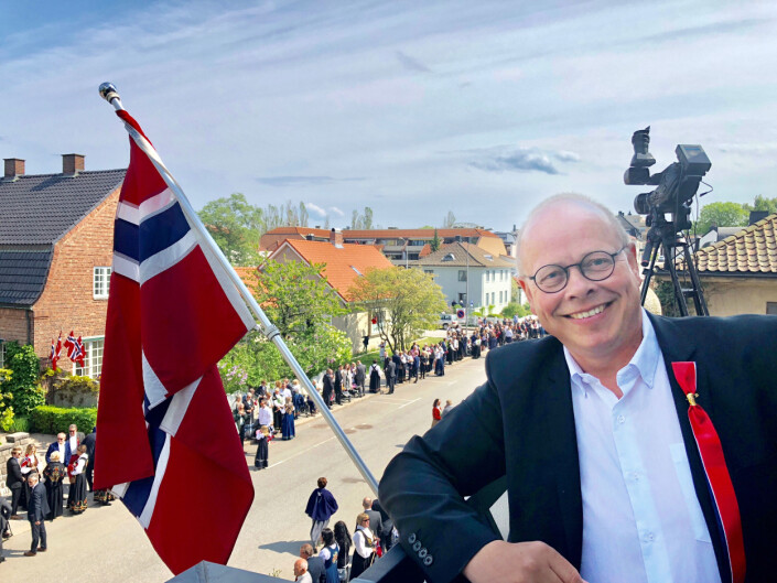Fredriksstad Blad har direktesending fra barnetoget hvert år. Da møter selveste Erik Hagen opp i dress og kamerautstyr. Foto: Espen Normann / Fredriksstad Blad Fredriksstad Blad har direktesending fra barnetoget hvert år. Da møter selveste Erik Hagen opp i dress og kamerautstyr. Foto: Espen Normann / Fredriksstad Blad