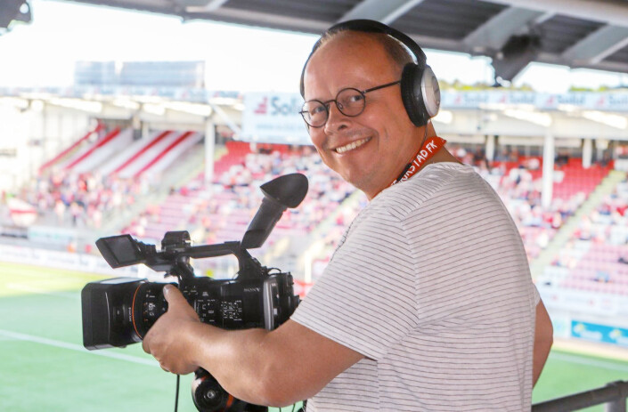 Her er Erik Hagen under direktesendingen av en fotballkamp i Fredrikstad. Fotografen er vant til å forholde seg til nye medier, og var blant annet en del av Fredriksstad Blads nettsatsing på 90-tallet. Han har i nyere tid også vært teknisk ansvarlig for podkast. Foto: Harry Johansson / Fredriksstad Blad Her er Erik Hagen under direktesendingen av en fotballkamp i Fredrikstad. Fotografen er vant til å forholde seg til nye medier, og var blant annet en del av Fredriksstad Blads nettsatsing på 90-tallet. Han har i nyere tid også vært teknisk ansvarlig for podkast. Foto: Harry Johansson / Fredriksstad Blad