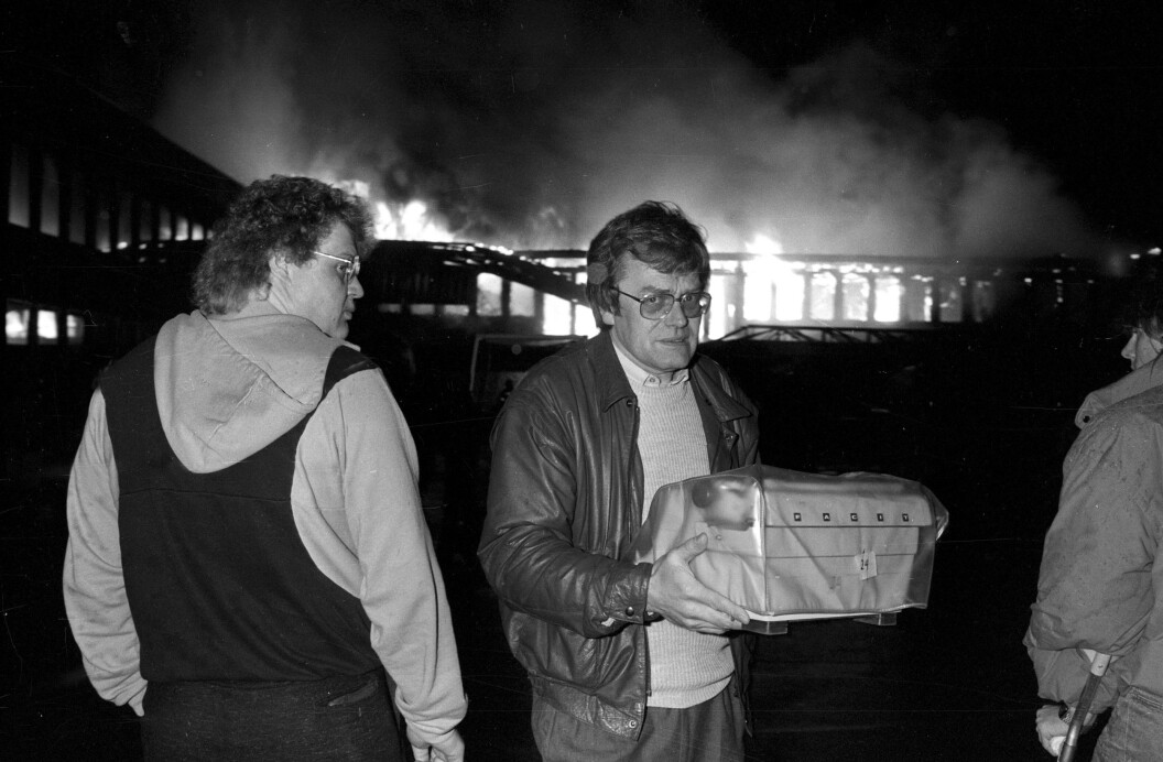 Her er ett av bildene Hagen skal stille ut i Fredrikstad i mai. Haugeåsen ungdomsskole i Rolvsøy ble totalskadet i brann 20. april 1988. Her er Rolvsøy-ordfører Arne Øren som hjelper til med å redde ut inventar fra skolen.
Foto: Erik Hagen / Fredriksstad Blad Her er ett av bildene Hagen skal stille ut i Fredrikstad i mai. Haugeåsen ungdomsskole i Rolvsøy ble totalskadet i brann 20. april 1988. Her er Rolvsøy-ordfører Arne Øren som hjelper til med å redde ut inventar fra skolen.
Foto: Erik Hagen / Fredriksstad Blad