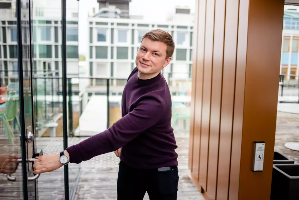 Jostein Larsen Østring (28) er direktør for innholdsutvikling i Amedia og opplever at de rekrutterer flere lesere blant unge voksne. Foto: Eskil Wie Furunes
