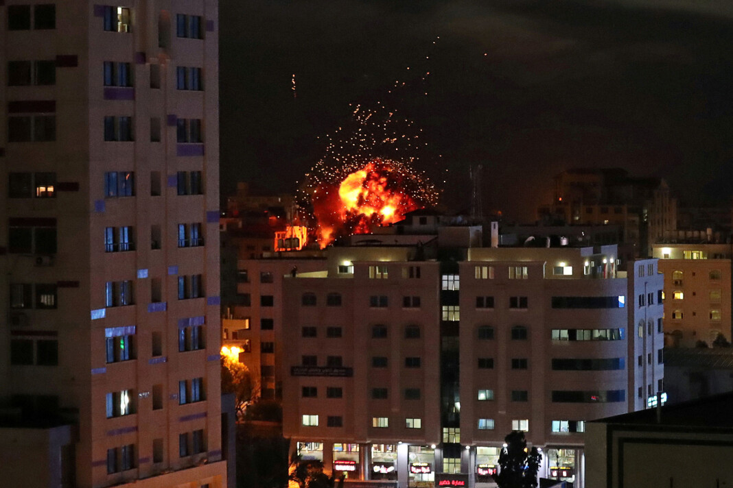 Israelske kampfly og stridsvogner har angrepet rundt 120 mål på Gazastripen lørdag, mens militante palestinere har skutt over 200 raketter mot Israel. Foto: Suhaib Salem / Reuters / NTB scanpix Israelske kampfly og stridsvogner har angrepet rundt 120 mål på Gazastripen lørdag, mens militante palestinere har skutt over 200 raketter mot Israel. Foto: Suhaib Salem / Reuters / NTB scanpix