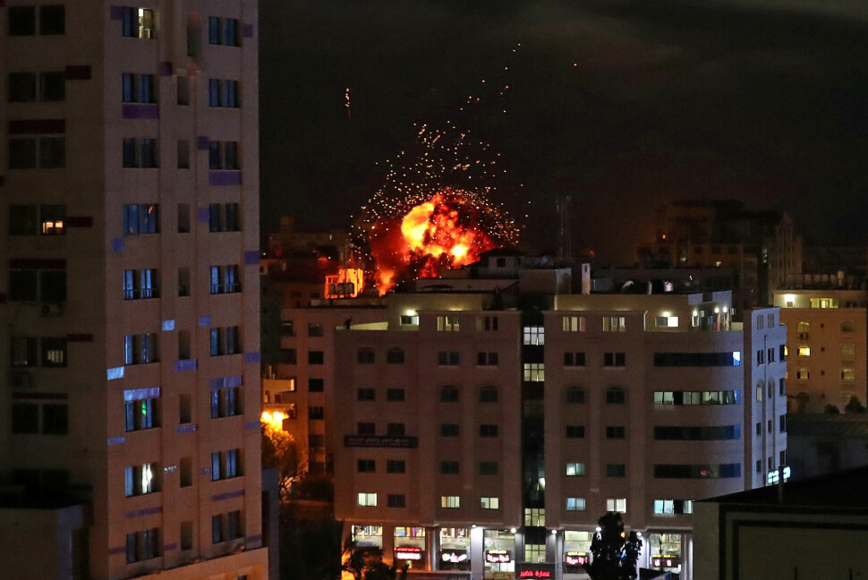 Israelske kampfly og stridsvogner har angrepet rundt 120 mål på Gazastripen lørdag, mens militante palestinere har skutt over 200 raketter mot Israel. Foto: Suhaib Salem / Reuters / NTB scanpix