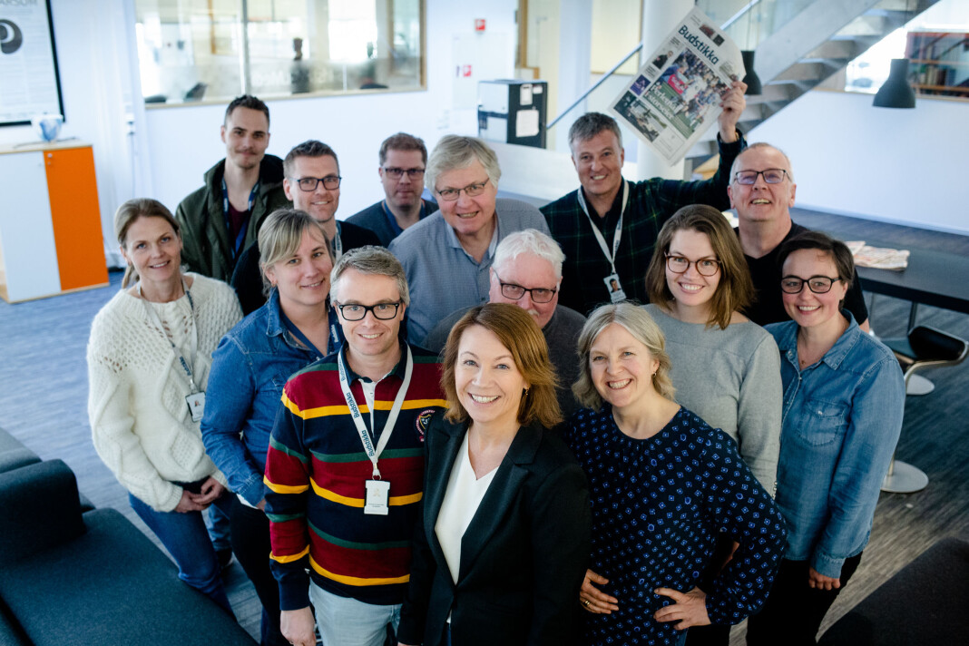 Her er deler av redaksjonen i Budstikka samlet idet Journalisten stikker innom. Foran står redaktør Kjersti Sortland. Navn på alle får du hvis du blar helt ned. Foto: Eskil Wie Furunes Her er deler av redaksjonen i Budstikka samlet idet Journalisten stikker innom. Foran står redaktør Kjersti Sortland. Navn på alle får du hvis du blar helt ned. Foto: Eskil Wie Furunes