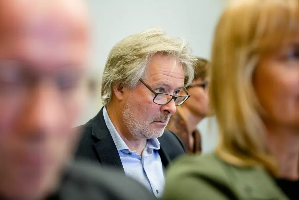 Torry Pedersen følger med på høringen av mediestøttemeldingen i familie- og kulturkomiteen mandag. Foto: Eskil Wie Furunes