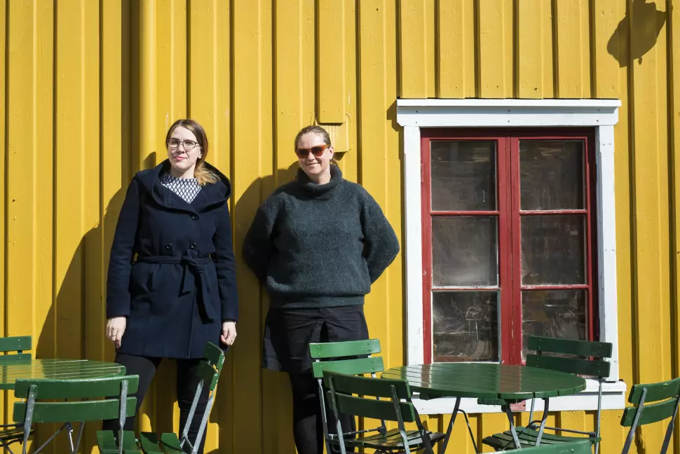 Journalist Christine Kristoffersen Hansen (t.v.) og fotograf Ingun Alette Mæhlum i Tromsø, tok ansvaret for samtidsdokumentasjonen av livet i Nord-Norge, og gir ut selvproduserte, dokumentariske bøker på eget forlag. Foto: Kristine Lindebø