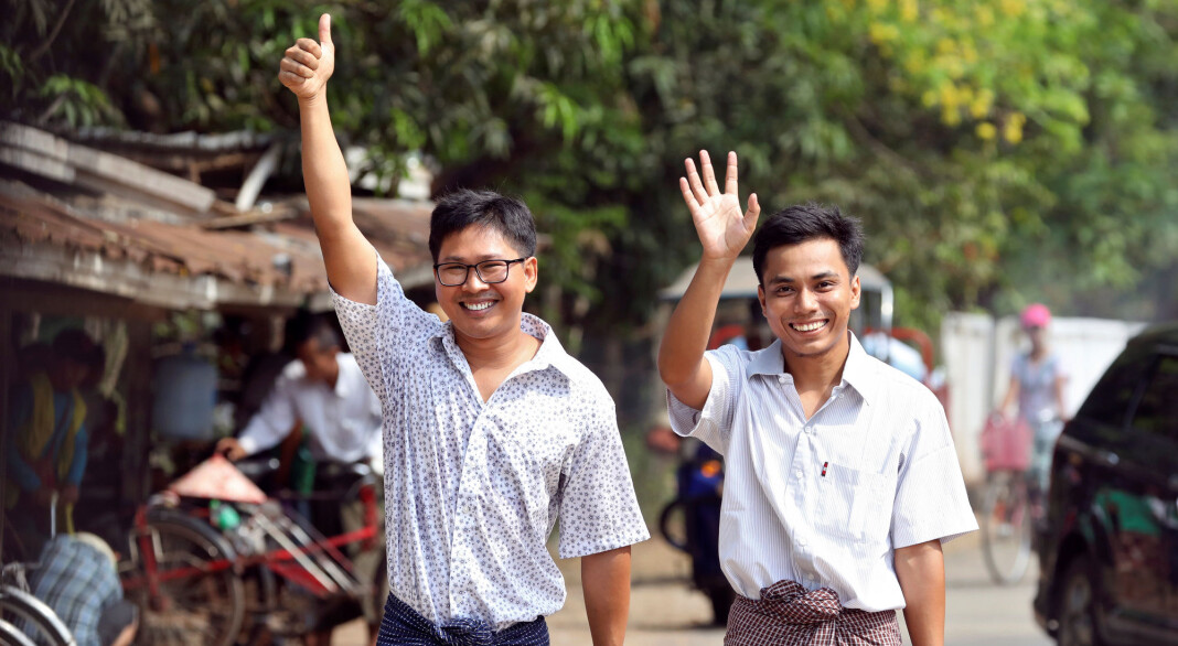 Wa Lone og Kyaw Seo Oo smilte bredt da slapp ut av Isein-fengselet i Yangon i Myanmar. Foto: Ann Wang / Reuters / NTB scanpix Wa Lone og Kyaw Seo Oo smilte bredt da slapp ut av Isein-fengselet i Yangon i Myanmar. Foto: Ann Wang / Reuters / NTB scanpix