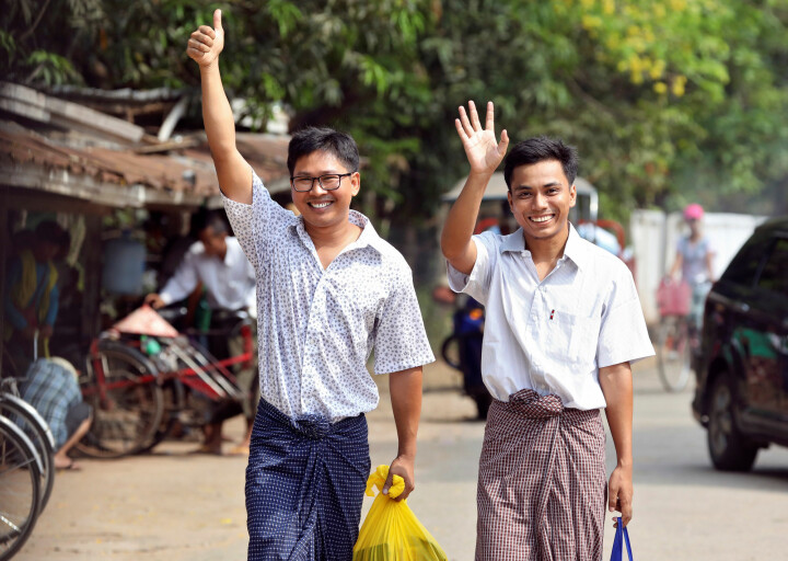 Wa Lone og Kyaw Seo Oo smilte bredt da slapp ut av Isein-fengselet i Yangon i Myanmar. Foto: Ann Wang / Reuters / NTB scanpix