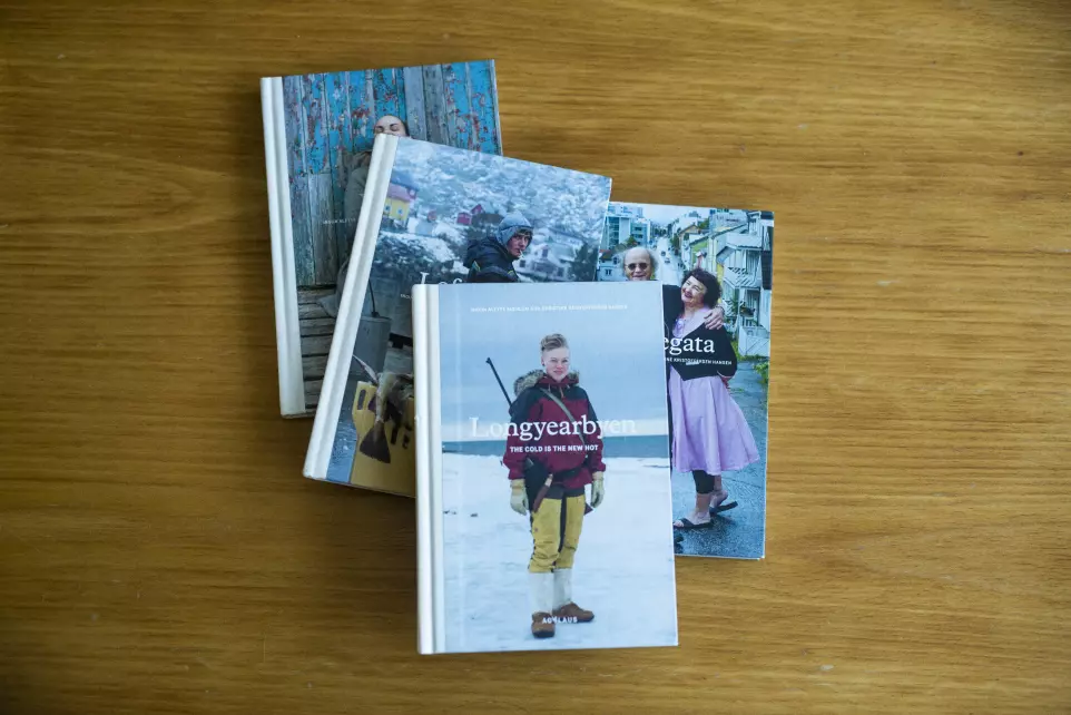 Lofotfisket, Vestregata, Væran og Longyearbyen er de fire bøkene utgitt av Agalaus så langt, både på norsk og på engelsk. Foto: Kristine Lindebø