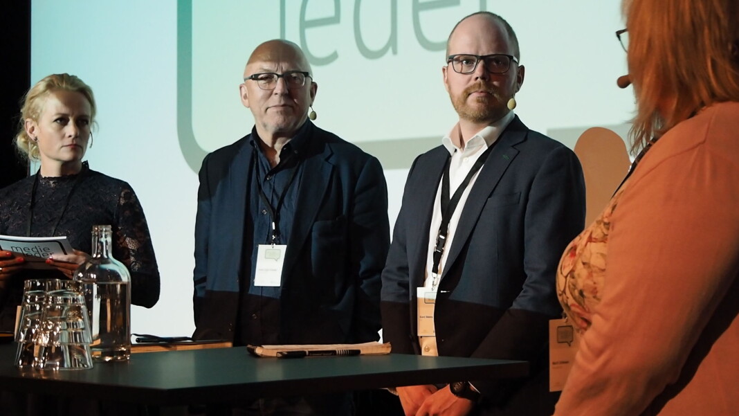 Sven Egil Omdal på scenen under Medieleder 2019. Her sammen med fra venstre Elin Stueland (Stavanger Aftenblad), Gard Steiro (VG) og Marit Ulriksen (Rana Blad). Foto: Roger Aarli-Grøndalen Sven Egil Omdal på scenen under Medieleder 2019. Her sammen med fra venstre Elin Stueland (Stavanger Aftenblad), Gard Steiro (VG) og Marit Ulriksen (Rana Blad). Foto: Roger Aarli-Grøndalen