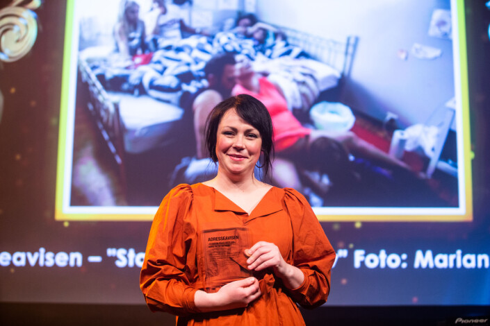 Mariann Dybdahl fra Adresseavisen mottar prisen på scenen. Foto: Eskil Wie Furunes Mariann Dybdahl fra Adresseavisen mottar prisen på scenen. Foto: Eskil Wie Furunes