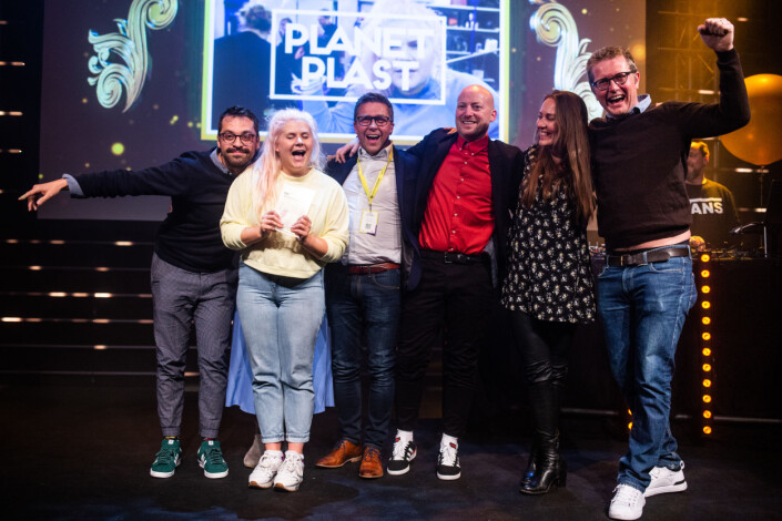 NRK vinner prisen for årets redaksjonelle arrangement for plastprosjektet i 2018. Foto: Eskil Wie Furunes NRK vinner prisen for årets redaksjonelle arrangement for plastprosjektet i 2018. Foto: Eskil Wie Furunes