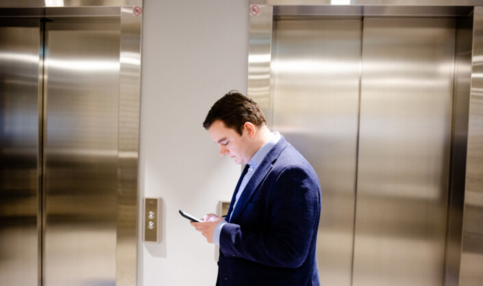 Espen Teigen har aldri mobilen langt unna idet vi tar han med ut for å få bilder i Akersgata. Foto: Eskil Wie Furunes Espen Teigen har aldri mobilen langt unna idet vi tar han med ut for å få bilder i Akersgata. Foto: Eskil Wie Furunes