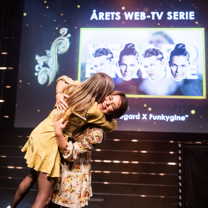 Siri Pallesen og Wibeke Nord Haugland fra VG omfavner hverandre etter å ha vunnet «Årets web-TV serie». Foto: Eskil Wie Furunes Siri Pallesen og Wibeke Nord Haugland fra VG omfavner hverandre etter å ha vunnet «Årets web-TV serie». Foto: Eskil Wie Furunes