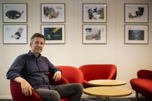 – Jeg liker ikke å sparke nedover, men sparker oppover, sier han om tegningene sine. – Jeg liker ikke å sparke nedover, men sparker oppover, sier han om tegningene sine.