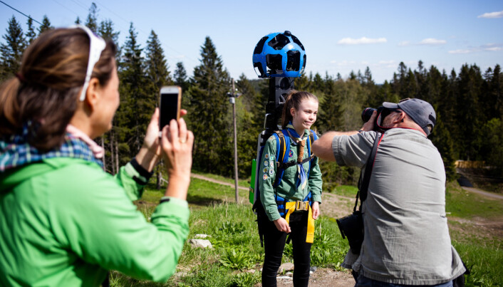 Line Aas Mjøster fotograferer Tomm W. Christiansen som fotograferer Jorunn (13). Jourunn har et Google-kamera på ryggen som fotograferer i 13 forskjellige vinkler. Bak fotografen som fotograferer denne seansen, er det andre som tar bilde igjen. Foto: Eskil Wie Furunes Line Aas Mjøster fotograferer Tomm W. Christiansen som fotograferer Jorunn (13). Jourunn har et Google-kamera på ryggen som fotograferer i 13 forskjellige vinkler. Bak fotografen som fotograferer denne seansen, er det andre som tar bilde igjen. Foto: Eskil Wie Furunes
