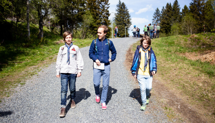 12-åringene Jesper (til venstre) og Sindre (til høyre) blir intervjuet av både Aftenposten junior og Journalisten. Foto: Eskil Wie Furunes 12-åringene Jesper (til venstre) og Sindre (til høyre) blir intervjuet av både Aftenposten junior og Journalisten. Foto: Eskil Wie Furunes