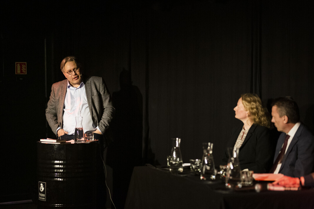 Politisk redaktør Skjalg Fjellheim i Nordlys leder en debatt om Frode Berg-saken. I panelet satt blant journalist Trine Hamran og advokat Brynjulf Risnes. Foto: Kristine Lindebø Politisk redaktør Skjalg Fjellheim i Nordlys leder en debatt om Frode Berg-saken. I panelet satt blant journalist Trine Hamran og advokat Brynjulf Risnes. Foto: Kristine Lindebø