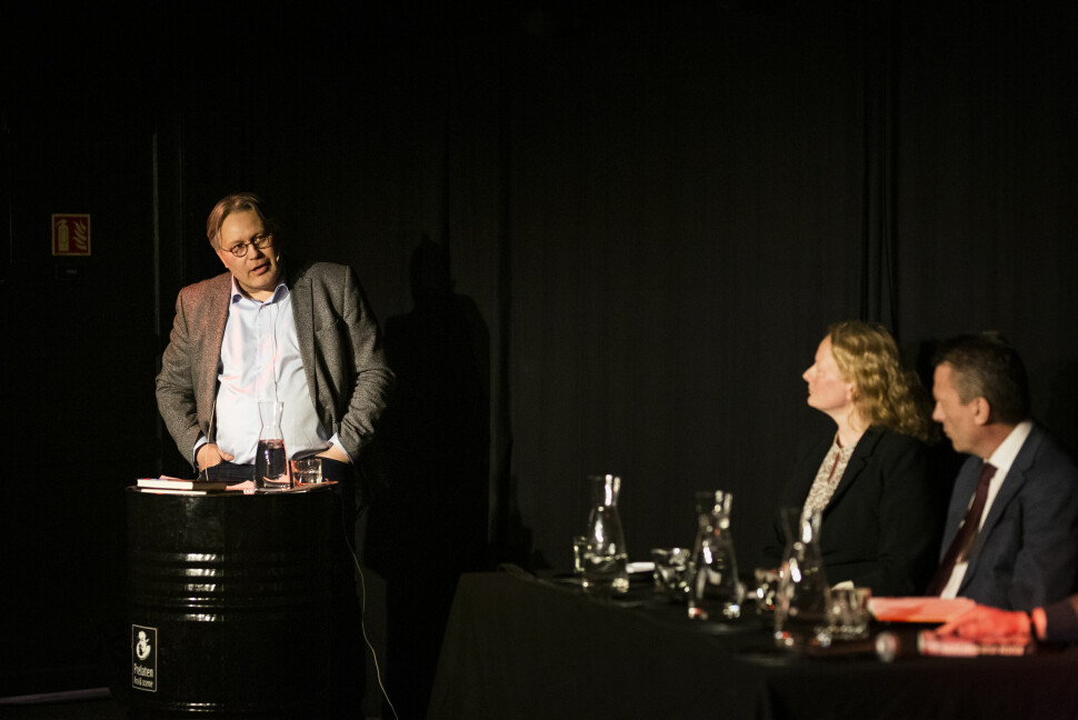 Politisk redaktør Skjalg Fjellheim i Nordlys leder en debatt om Frode Berg-saken. I panelet satt blant journalist Trine Hamran og advokat Brynjulf Risnes. Foto: Kristine Lindebø