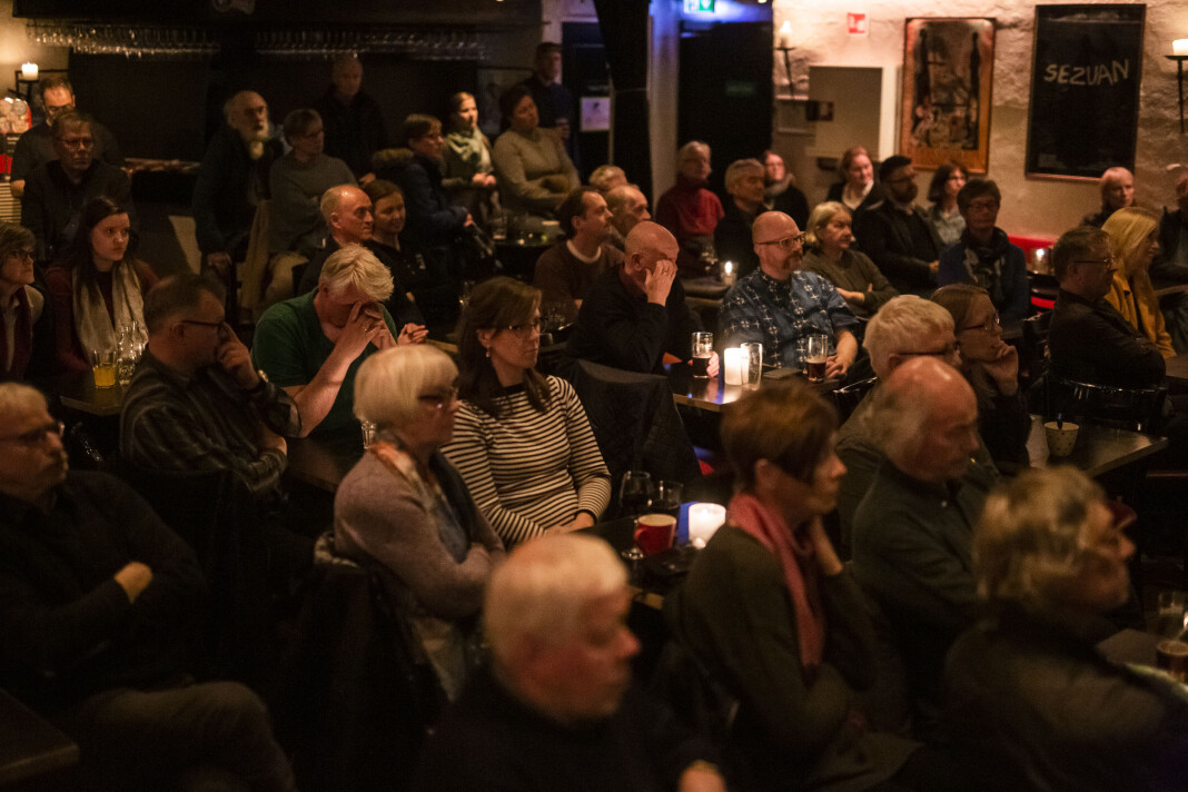 Nordnorsk Debatt Direkte tar nettdebatten ut til publikum. Her et fullt kjellerlokale i Tromsø sentrum, på debatt om Frode Berg-saken. Foto: Kristine Lindebø Nordnorsk Debatt Direkte tar nettdebatten ut til publikum. Her et fullt kjellerlokale i Tromsø sentrum, på debatt om Frode Berg-saken. Foto: Kristine Lindebø