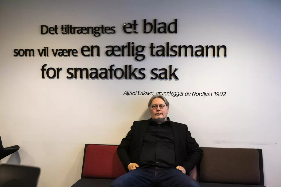 Setninga på veggen har prega Nordlys siden starten i 1902. Politisk redaktør Skjalg Fjellheim mener den er viktig å ha med. Foto: Kristine Lindebø
