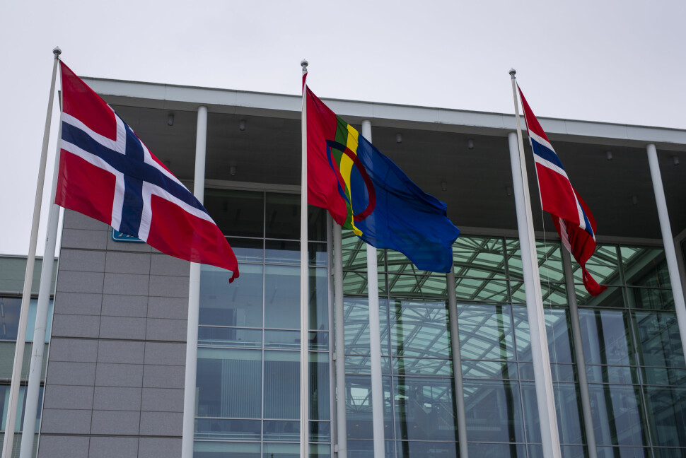 Debatten rundt det samiske er en utfordring for Nordlys. Her vaier det samiske flagget mellom to norske utenfor Tromsø rådhus på andre siden av gata. Foto: Kristine Lindebø