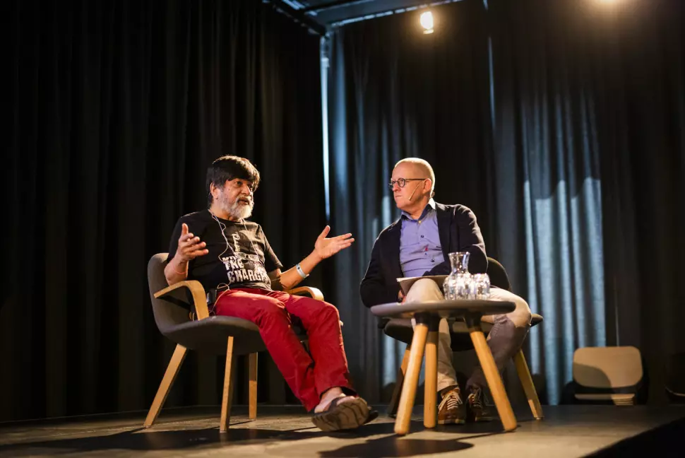Shahidul Alam ble intervjuet av Finn Våga på Dok 19 i Fredrikstad. Foto: Kristine Lindebø