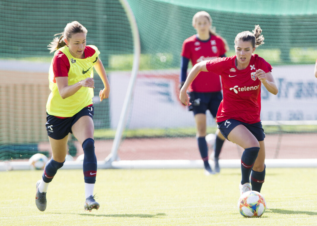 Cecilie Redisch Kvamme og Caroline Graham Hansen på landslaget i fotball, trener på Melløs stadion før avreise til fotball-VM i Frankrike, som skal vises på NTK og TV 2. Foto: Terje Pedersen / NTB scanpix Cecilie Redisch Kvamme og Caroline Graham Hansen på landslaget i fotball, trener på Melløs stadion før avreise til fotball-VM i Frankrike, som skal vises på NTK og TV 2. Foto: Terje Pedersen / NTB scanpix