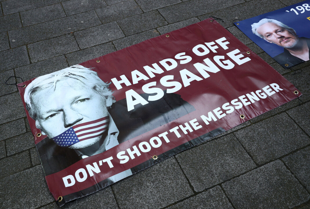 En plakat av Julian Assange under en støttedemonstrasjon i London i april. Foto: Reuters / NTB scanpix En plakat av Julian Assange under en støttedemonstrasjon i London i april. Foto: Reuters / NTB scanpix