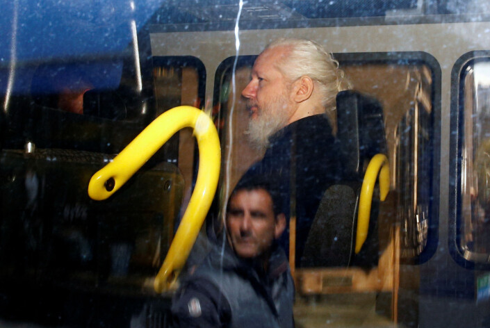 Julian Assange etter at han ble arrestert av britisk politi inne på ambassaden i London. Julian Assange etter at han ble arrestert av britisk politi inne på ambassaden i London.