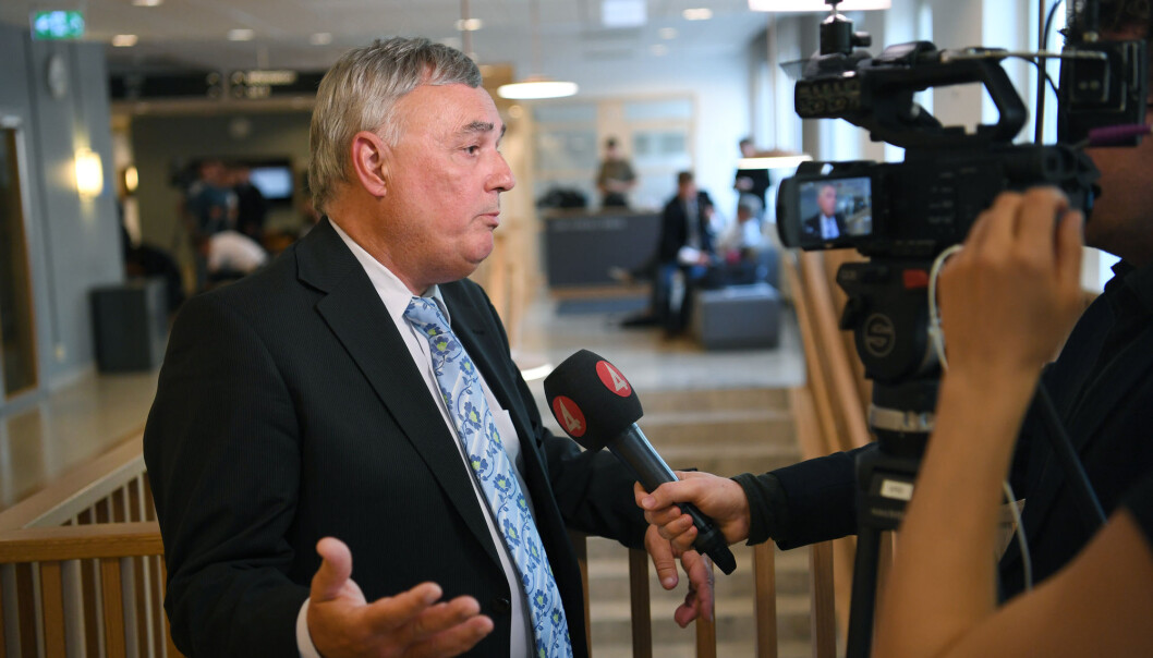 Julian Assanges svenske advokat Per E. Samuelson kommenterer Uppsala tingsretts avgjørelse om å ikke begjære varetektsfengsling av Wikileaks-grunnleggeren, som er anklages for voldtekt i Sverige i 2010. Foto: Fredrik Sandberg / TT Nyhetsbyrån / NTB scanpix Julian Assanges svenske advokat Per E. Samuelson kommenterer Uppsala tingsretts avgjørelse om å ikke begjære varetektsfengsling av Wikileaks-grunnleggeren, som er anklages for voldtekt i Sverige i 2010. Foto: Fredrik Sandberg / TT Nyhetsbyrån / NTB scanpix