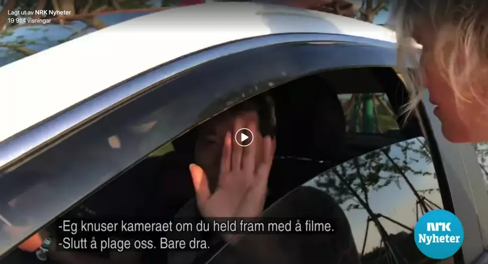 NRKs Kina-korrespondent Kjersti Strømmen konfronterte mennene i en bil som skal ha fulgt etter NRKs reportasjeteam. Foto: Skjermdump, NRK