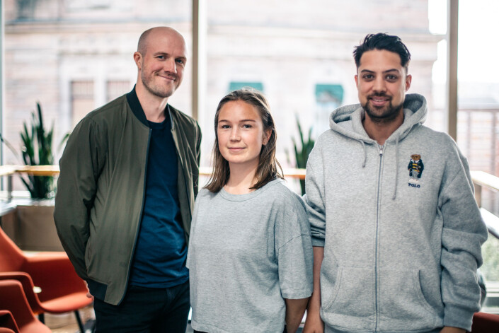Erlend Ofte Arntsen, Natalie Remøe Hansen og Kristoffer Kumar fant til slutt Tindersvindleren i Müncen. Foto: Marte Vike Arnesen Erlend Ofte Arntsen, Natalie Remøe Hansen og Kristoffer Kumar fant til slutt Tindersvindleren i Müncen. Foto: Marte Vike Arnesen