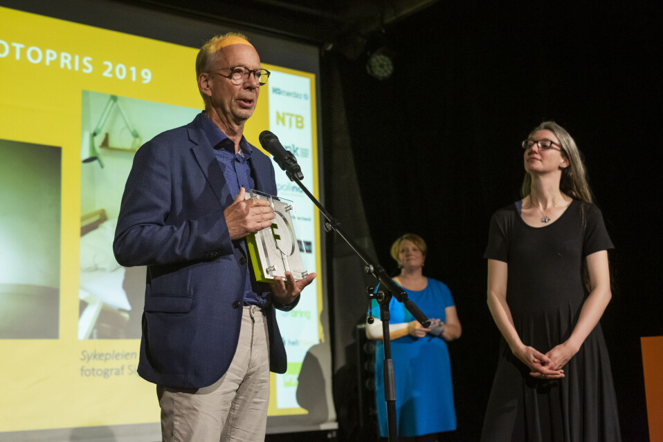 Fagpressens fotopris 2019 gikk til fotografene Stig M. Weston og Signe M. Andersen for Sykepleien. Prisen ble tatt imot av redaktør Barth Tholens og fagredaktør Liv Bjørnhaug Johansen. Foto: Kristine Lindebø Fagpressens fotopris 2019 gikk til fotografene Stig M. Weston og Signe M. Andersen for Sykepleien. Prisen ble tatt imot av redaktør Barth Tholens og fagredaktør Liv Bjørnhaug Johansen. Foto: Kristine Lindebø