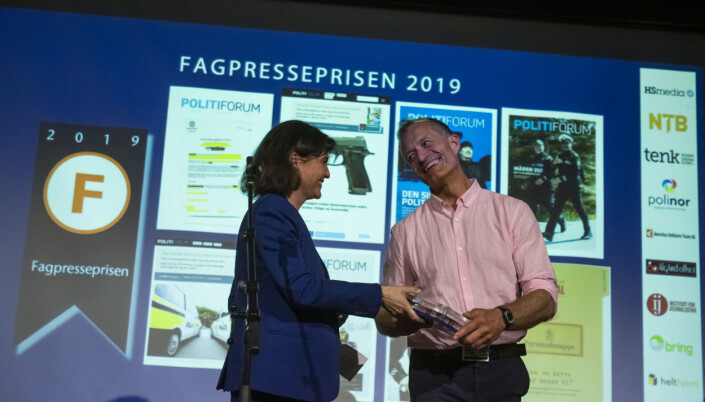 Redaktør Ole Martin Mortvedt i Politiforum rakk å få pris for årets fagblad, før han går av som redaktør. Her får han prisen av juryleder Kjersti Løken Stavrum. Foto: Kristine Lindebø Redaktør Ole Martin Mortvedt i Politiforum rakk å få pris for årets fagblad, før han går av som redaktør. Her får han prisen av juryleder Kjersti Løken Stavrum. Foto: Kristine Lindebø